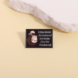 Broche en émail humoristique avec oiseau cartoon et texte drôle en allemand sur la bière