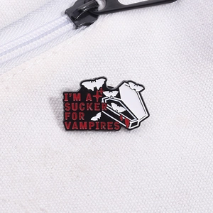 Pin de esmalte de vampiro gótico con diseño de ataúd de murciélago para Halloween