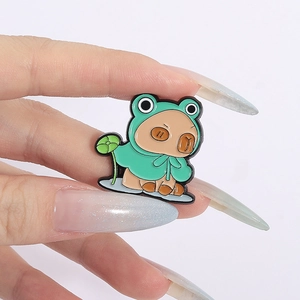 Gros plan sur une épingle en émail de cochon mignon portant un sweat à capuche grenouille