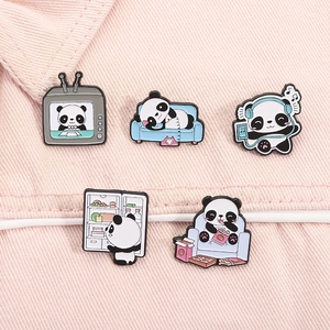 Detaillierte Ansicht von fünf Cartoon-Panda-Emaille-Pins auf rosa Jeansstoff mit süßen Motiven