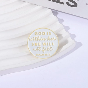 Broche ronde en émail avec verset biblique Psaume 46:5 sur plateau blanc minimaliste