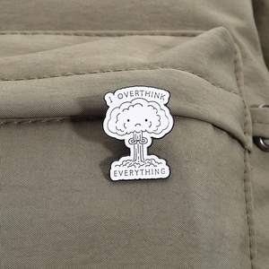 Detailaufnahme der Emaille-Anstecknadel I OVERTHINK EVERYTHING an einem Rucksack