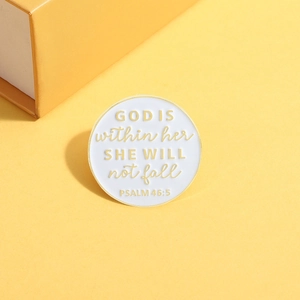 Broche ronde émaillée blanche avec citation dorée Psaume 46:5 sur fond jaune éclatant