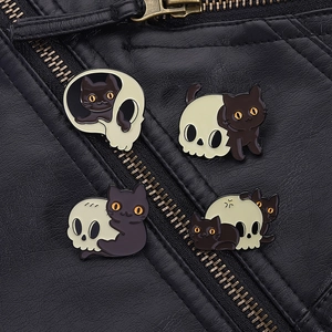 Détail de pin's Halloween chat squelette sur veste en cuir noir au style punk esthétique