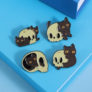 Lot de quatre épingles d'Halloween en émail avec chats noirs et têtes de mort