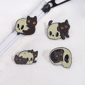 Lot de quatre broches d'Halloween en émail avec chat noir et crâne sur sac blanc