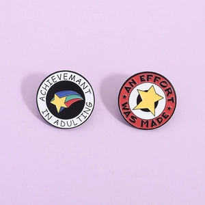 Emaille badges set met vallende ster en gouden ster op een paarse achtergrond