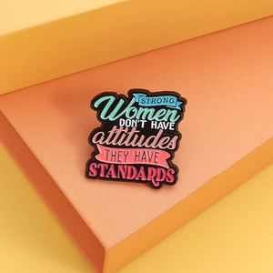 Farbenfrohe Emaille-Brosche mit Strong Women Don't Have Attitudes They Have Standards Text