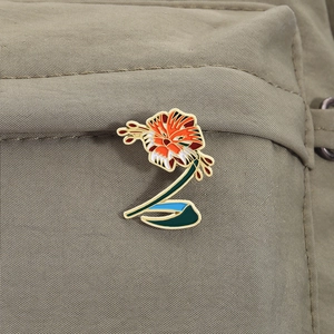 Künstlerische Emaille-Blumennadel mit Tigermuster an grünem Stoffrucksack-Dekor
