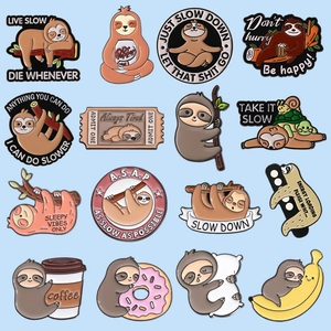 Lot de 16 broches en émail paresseux mignonnes dans diverses poses pour sacs et vêtements