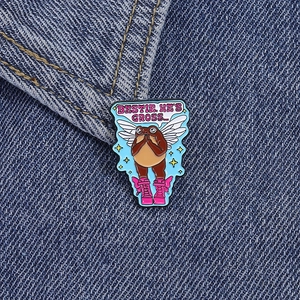 Épingle en émail grenouille rigolote avec ailes et texte sur tissu en jean bleu
