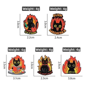 Detailansicht von fünf schwarzen Katzen-Emaille-Pins mit verschiedenen Maßen für Kleidung