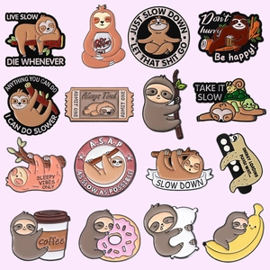 Lot de 16 pin's en émail paresseux mignon avec diverses poses sur fond rose pastel