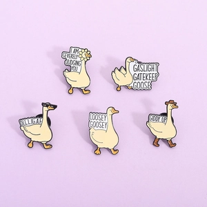 Lot de 5 broches créatives en émail oie blanche avec des tenues mignonnes de cowboy