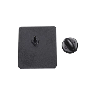 Détail de l'arrière de la broche carrée noire mate avec fermoir en caoutchouc sûr