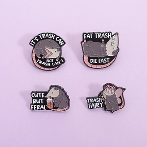 Épingle en Émail Opossum de Dessin Animé Drôle Broche en Alliage Peinte Personnalisée Badge de Fée de Poubelle pour Décor de Sac à Dos