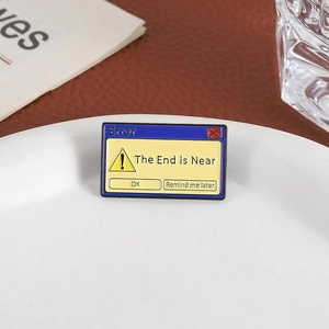 Détail du pin's émaillé erreur d'ordinateur rétro avec le message The End is Near