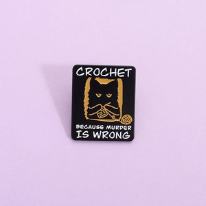 Pin's chat noir crochetant en émail avec slogan humoristique sur fond lilas doux