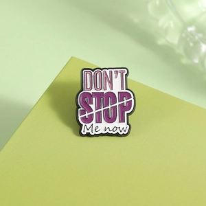 Detailansicht der pink-weißen Emaille-Textur des Metall-Buttons mit dem Spruch 'DON'T STOP'
