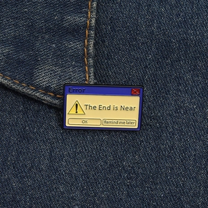 Détail du pin's émaillé en forme de fenêtre d'erreur rétro sur fond en jean bleu