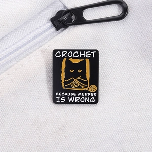 Gros plan d'un badge chat noir au crochet sur un sac en toile blanc avec citation drôle