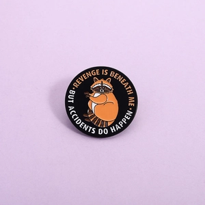 Lustige Waschbär Emaille Pin Revenge Is Beneath Me But Accidents Do Happen Cartoon Tier Legierung Brosche Abzeichen Für Tasche