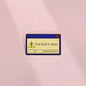 Gros plan sur l'épingle émaillée d'erreur informatique rétro avec message The End is Near
