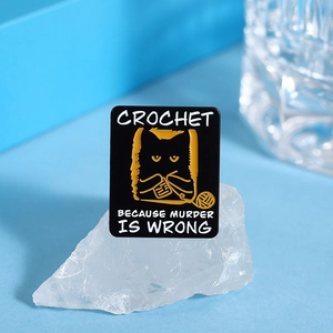 Broche en émail chat noir mignon avec citation Crochet sur socle en cristal blanc pur
