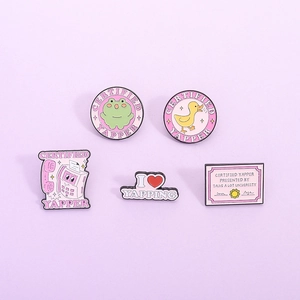 Broche en Émail Certified Yapper Téléphone Rétro Rose Canard Grenouille Coeur Certificat Alliage Badge Broche Drôle Déco