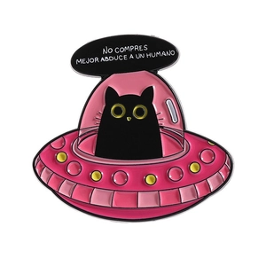 Broche en émail chat noir mignon dans un OVNI rose avec un texte en espagnol