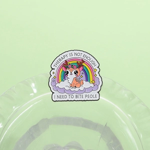 Broche en émail avec cerf rose et arc-en-ciel sur un plateau de verre décoratif