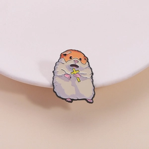 Insigne en émail de hamster mignon avec croix jaune sur fond blanc épuré