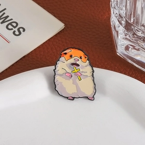 Drôle Hamster Dessin Animé Tenant Une Croix Jaune Broche Émaillée Alliage de Zinc Badge Meme Créatif pour Vêtements Sacs Accessoires