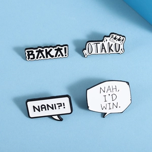 Détail de quatre pins en émail avec des phrases anime comme Baka, Nani, Otaku et I'd win