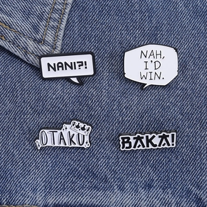 Lot de 4 pin's émaillés anime noir et blanc avec textes NANI et BAKA sur du denim