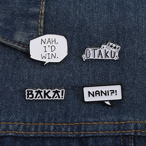 Détail de quatre épingles en émail noir et blanc sur denim, motifs Otaku et Baka inclus