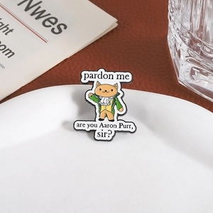 Cartoon Gentleman Katze Emaille Pin mit Aaron Purr Zitat auf weißem Teller Dekor