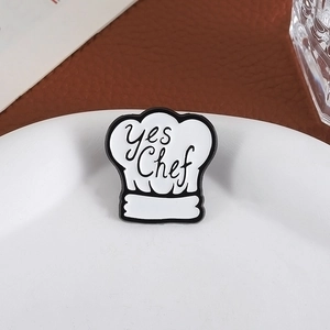 Broche en émail 'Yes Chef' en forme de toque de cuisinier sur décor d'assiette