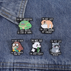 Lot de cinq épingles émaillées d'animaux mignons sur fond en tissu denim bleu clair