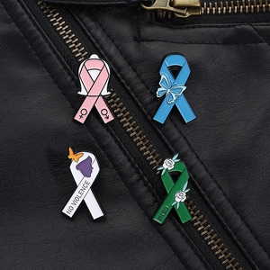 Detailansicht der Emaillenadeln an Lederjacke mit PTSD und No-Violence-Motiven für Bewusstsein