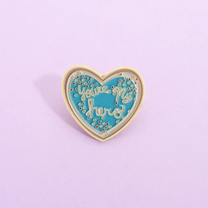 Spilla cuore smaltata blu con scritta You're My Hero e design a cuore stratificato
