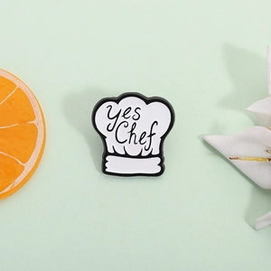 Broche en émail forme toque de chef avec texte Yes Chef sur fond vert décoratif
