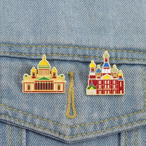 Kreative Emaille-Anstecknadeln der Kathedrale von St. Petersburg auf blauem Denim