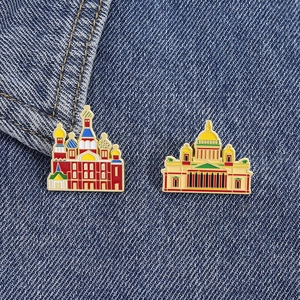 Detailaufnahme russischer Emaille-Broschen im Architektur-Design auf blauem Denim