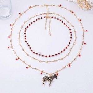 Vintage Mehrschichtige Goldkette mit roten Perlen und Emaille-Zebra-Anhänger