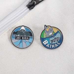 Détail de pins en émail bleu du lac Baïkal avec montagnes et phoque sur toile blanche