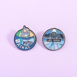 Broches en émail du lac Baïkal avec phoques et montagnes sur un fond lavande minimaliste