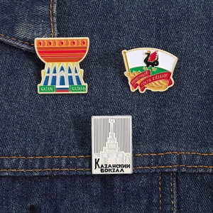 Trois broches Kazan en émail avec emblèmes de la ville sur fond en denim bleu