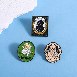 Nahaufnahme von drei Tolstoi-Pins mit Emaille-Porträts und feiner Vintage-Gravur