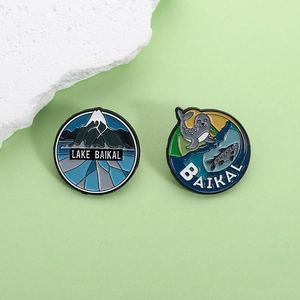Broches en émail Lac Baïkal avec paysages de montagnes bleues et motifs de phoques
